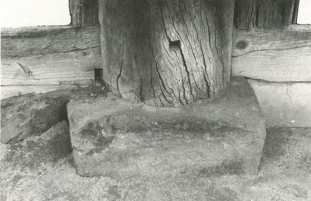 보물608_완주위봉사보광명전_동측면평주초석1981년촬영_전북_1992_건축.jpg이미지