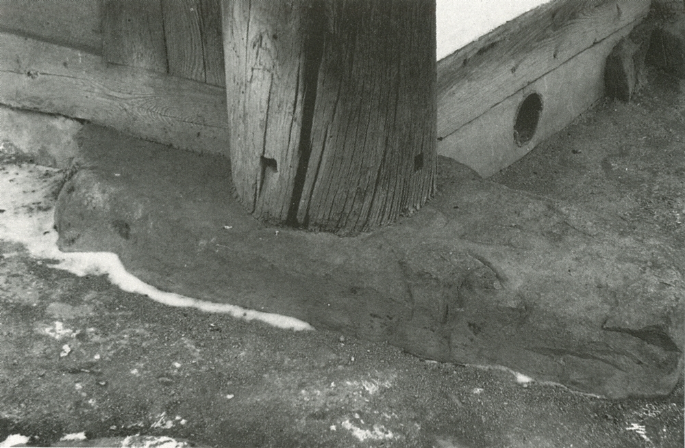 보물608_완주위봉사보광명전_북동우주초석1981년촬영_전북_1992_건축.jpg이미지