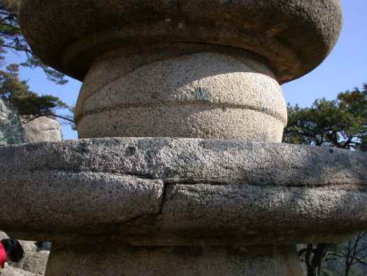 보물187_경주남산용장사곡석조여래좌상_07_2층좌대부_전면_구조열극파손이탈회색_2001_충남_보존.jpg이미지
